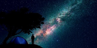 那男人和女人站在树旁，映衬着星空。时间流逝