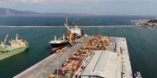 码头装货的集装箱船的宽天线。