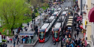 时光流逝:鸟瞰土耳其伊斯坦布尔老城的游客人群