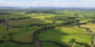 泰国农村和农业地区的公路鸟瞰图