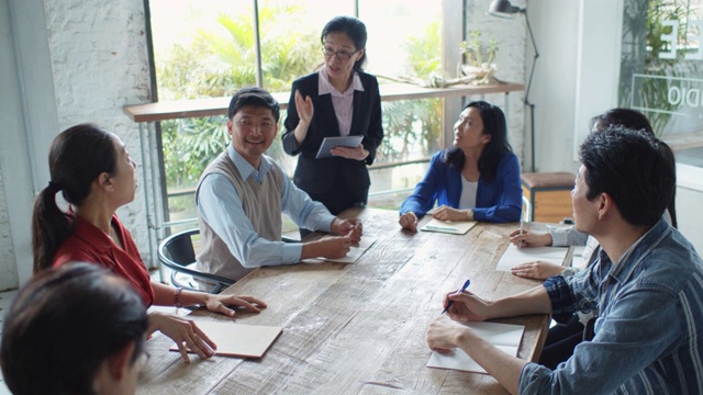 在台湾咖啡馆或联合办公空间举行头脑风暴会议