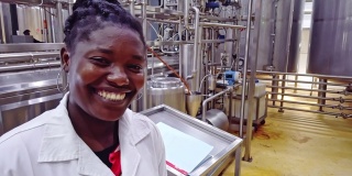 非洲女工对着镜头微笑工作