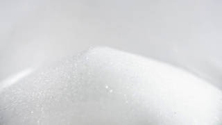 糖或盐或白色颗粒状的小晶体视频素材模板下载