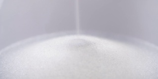 糖或盐或白色颗粒状的小晶体