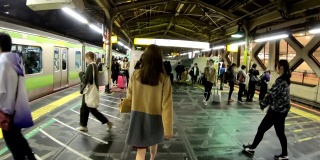 4K Hyper Lapse:香港人在香港地铁高峰期乘火车回家。城市生活的例行概念