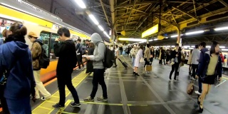 4K Hyper Lapse:香港人在香港地铁高峰期乘火车回家。城市生活的例行概念