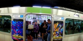 4K Hyper Lapse:高峰时段，香港地铁站内，一群匿名人群在上车前排队