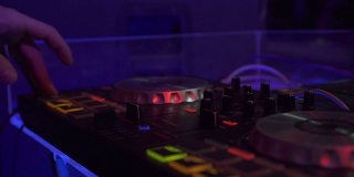 专业的dj设备，适合在夜店的舞会上混音和录制室内音乐。近距离的音响设备和DJ控制音乐控制台与彩色灯光在夜总会