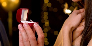 男性在派对上向女友赠送珍贵的戒指并求婚，浪漫