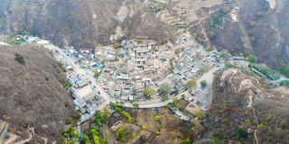 幽谷中中国古村落的空中楼阁。