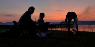 一群亚洲青少年和花时间在暑假野餐的场景。他们是快乐的，有乐趣的假期，放松的时刻