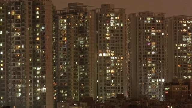 深圳住宅窗户的夜景。