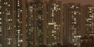 深圳住宅窗户的夜景。