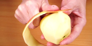 女人用4K刀削苹果