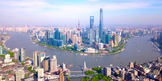 时间流逝的摩天大楼和高层写字楼鸟瞰图在上海中心与黄浦江，中国。亚洲智慧城市的金融区和商业中心