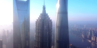 鸟瞰图摩天大楼和高层写字楼在上海中心与黄浦江，中国。金融区和商业中心在亚洲智慧城市的日出。