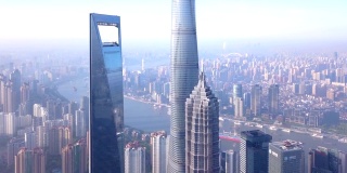 鸟瞰图摩天大楼和高层写字楼在上海中心与黄浦江，中国。金融区和商业中心在亚洲智慧城市的日出。