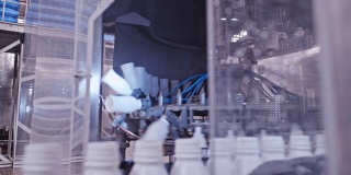 自动机械臂移动乳品厂的空牛奶瓶