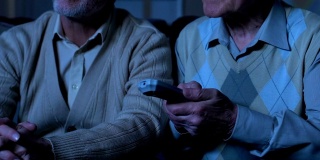 退休男性朋友在敬老院看电影，养老自由时间，放松心情
