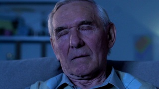 年长男性在沙发上打盹，睡眠呼吸暂停障碍，退休年龄休息视频素材模板下载