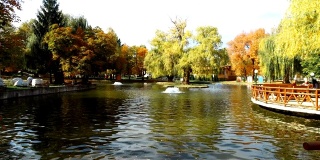 带有人工池塘的中心城市公园是热门的休闲点。秋天五颜六色的树木和自然环境给居民和游客带来了正能量