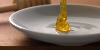 蜂蜜落在盘子上的慢动作