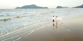 风景鸟瞰图的幸福浪漫的夫妇在泰国