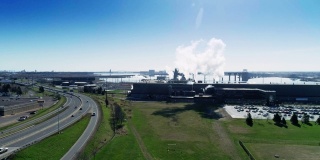 工业是否意味着污染?该工厂位于明尼苏达州五大湖之一的苏必利尔湖岸边。带有上升摄像机运动的无人机视频。