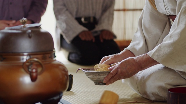 日本茶道，客人在后台主持