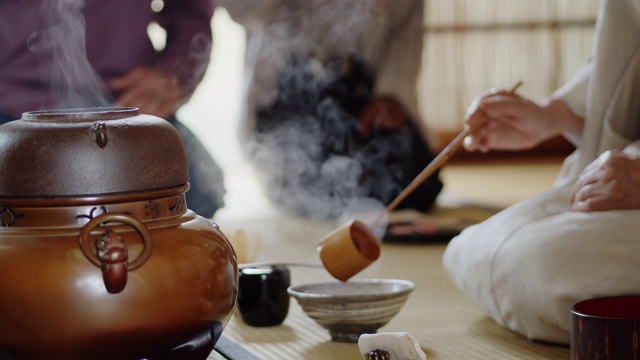日本传统茶道上的蒸笼