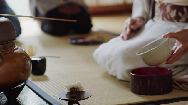 日本茶道主持人的手在器物之间移动