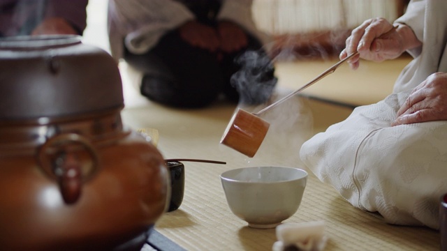 在日本传统茶道中，女主人将热气倒入碗中