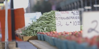 露天市场-装在容器里的草莓