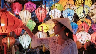 在越南会安，亚洲女人选择灯笼旅行视频素材模板下载