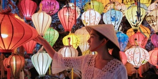 在越南会安，亚洲女人选择灯笼旅行