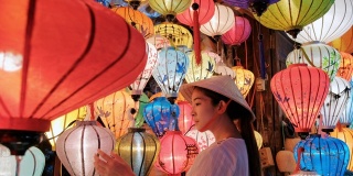 在越南会安，亚洲女人选择灯笼旅行
