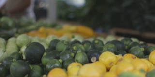 露天市场-陈列的夏南瓜及堆叠西葫芦