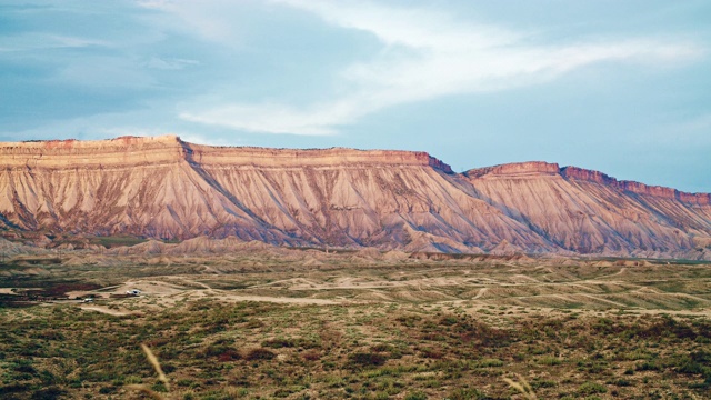 书悬崖(落基山脉)和周围的高沙漠西部附近的大汇合点与山地自行车道在日落的前景