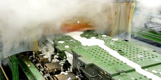 关闭的金属乳胶枕模具移动出机器与热蒸汽在传送带在工厂