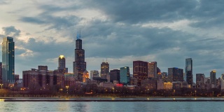 4K时间推移的芝加哥天际线全景芝加哥市中心与密歇根湖的海岸线在美丽的日落时间在芝加哥，伊利诺伊州，美国，商业和现代建筑概念