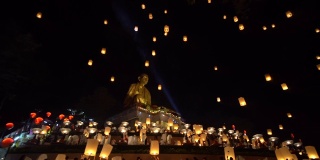 在泰国北部的兰汶，水灯节上，漂浮的灯笼被抛向大佛上空