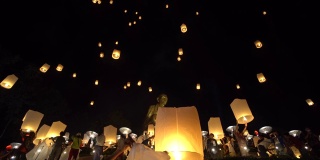 在泰国北部的兰汶，水灯节推出了浮灯笼