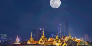 美丽的金色宫殿和phra keaw寺庙在满月的夜晚在黑暗的天空中在泰国曼谷上升。