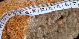 健康的麸皮面包和卷尺全麦面包