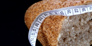 健康的麸皮面包和卷尺全麦面包
