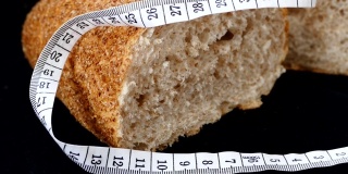 健康的麸皮面包和卷尺，全麦面包