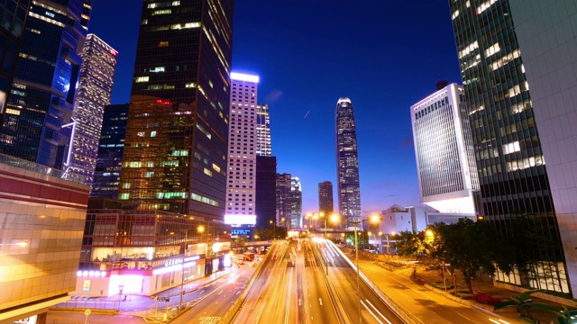 时间从白天到夜晚，在香港城市天际线的道路上轻交通