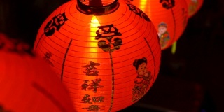 晚上庙里的中国灯笼。