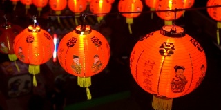 晚上庙里的中国灯笼。