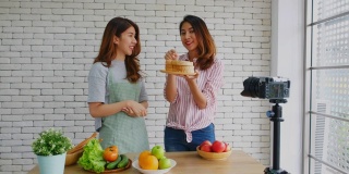两个年轻的亚洲女性美食博客解释健康的食物和健康的生活方式，同时录制视频播放，Vlog健康的生活方式